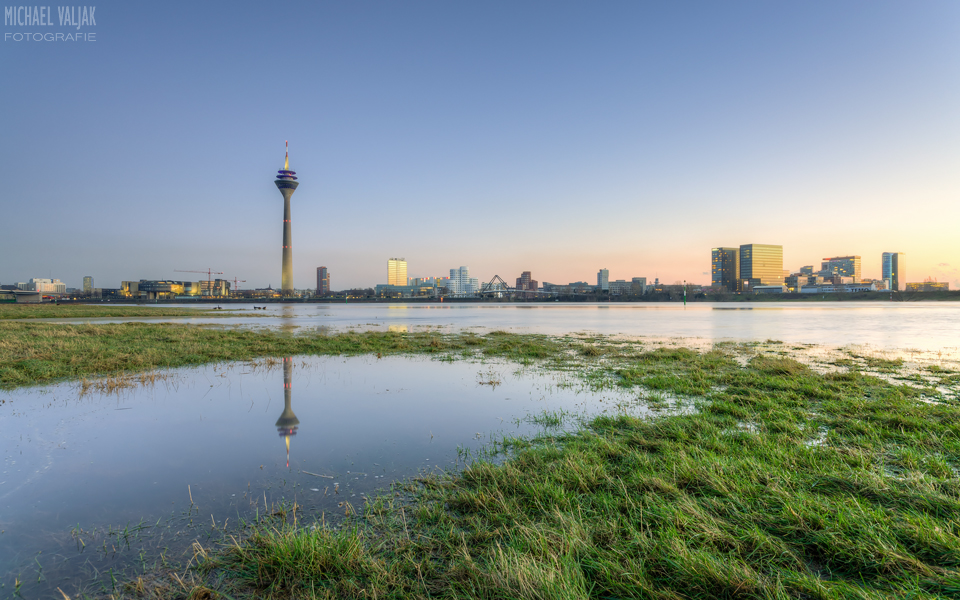 Düsseldorf Panorama Rheinturm und Medienhafen