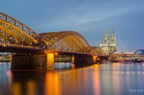 Hohenzollernbrücke und Kölner Dom zur blauen Stunde