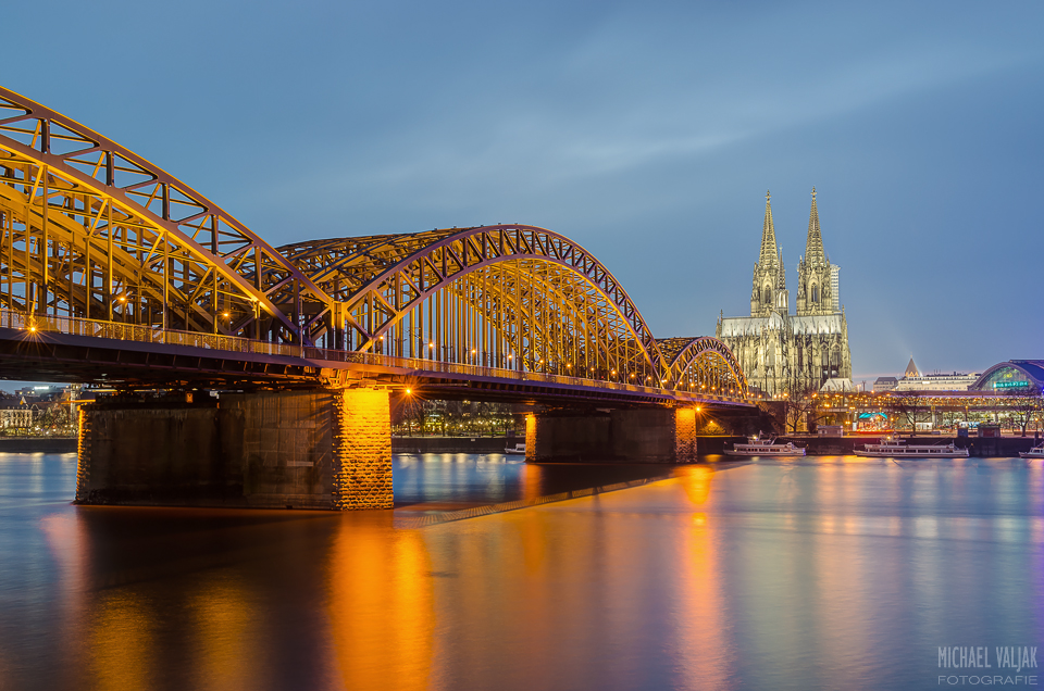 Hohenzollernbrücke und Kölner Dom zur blauen Stunde