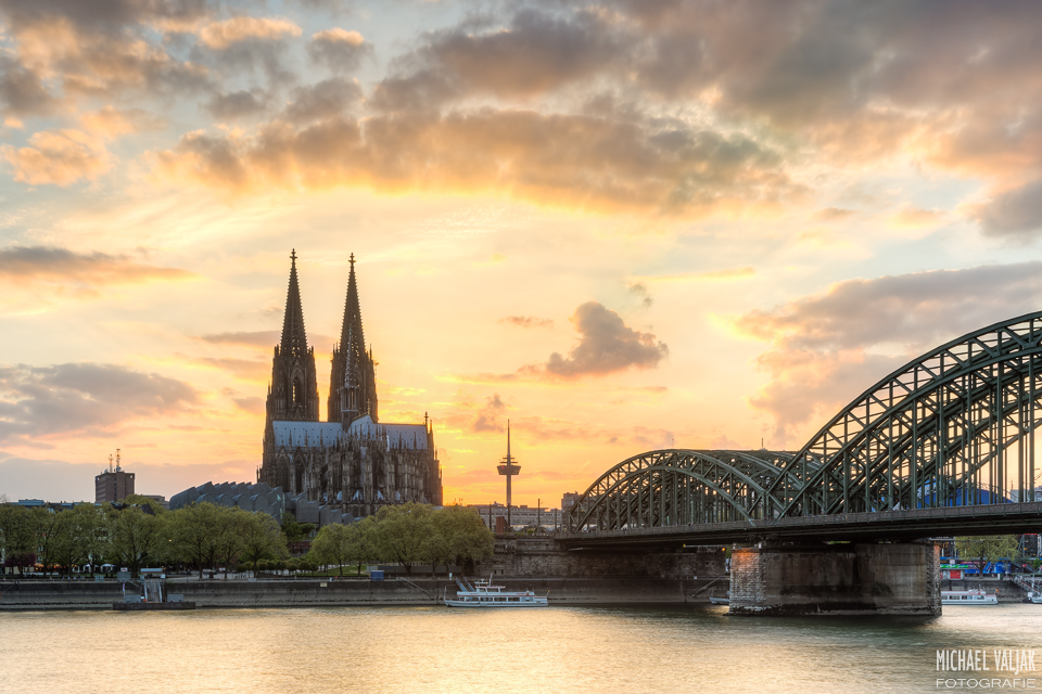 Glühender Himmel über Köln