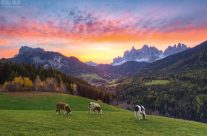 Sonnenaufgang im Villnösstal in Südtirol