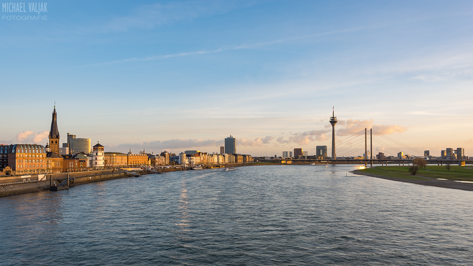 Düsseldorf Skyline am Abend