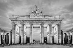 Brandenburger Tor in Berlin in schwarz-weiß
