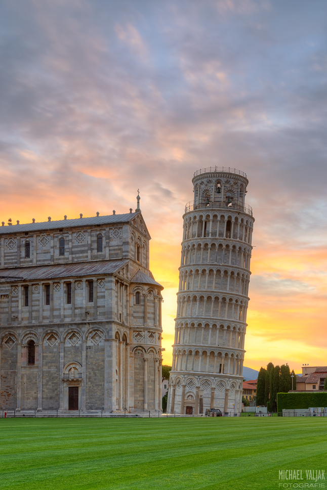 Der Schiefe Turm von Pisa bei Sonnenaufgang