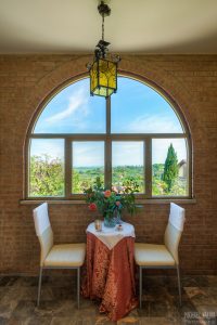Romantischer Fensterplatz in der Toskana in Italien