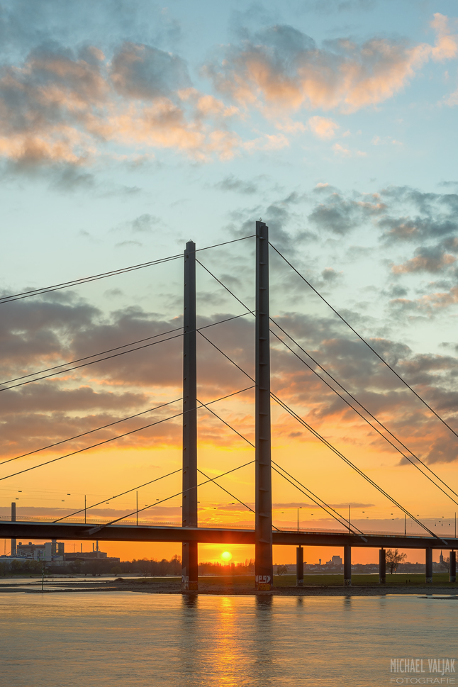 Rheinkniebrücke Düsseldorf im Sonnenuntergang