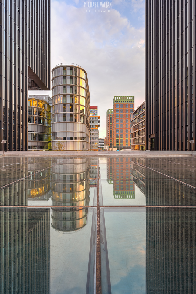Spiegelung im Medienhafen Düsseldorf