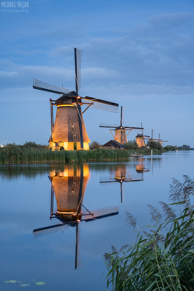Beleuchtete Windmühlen in Kinderdijk bei Rotterdam