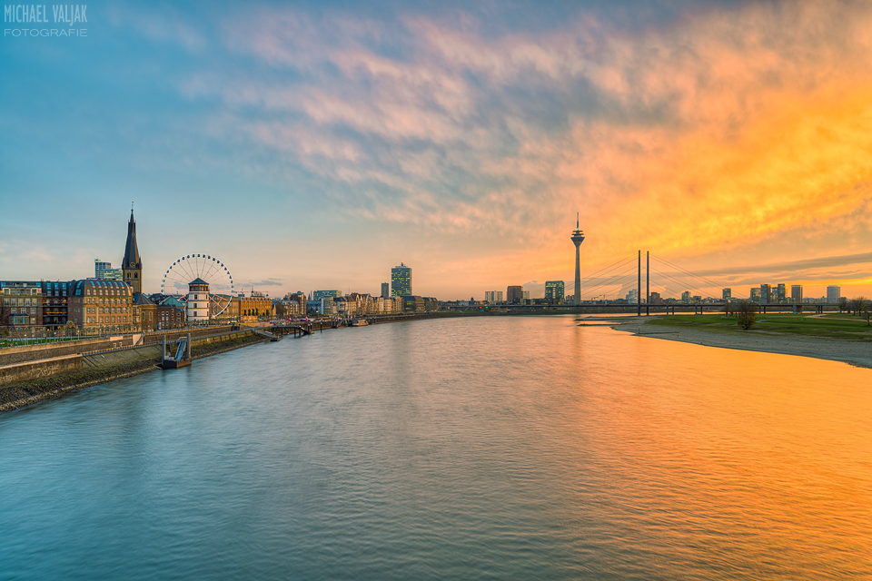 Düsseldorf Skyline bei Sonnenuntergang
