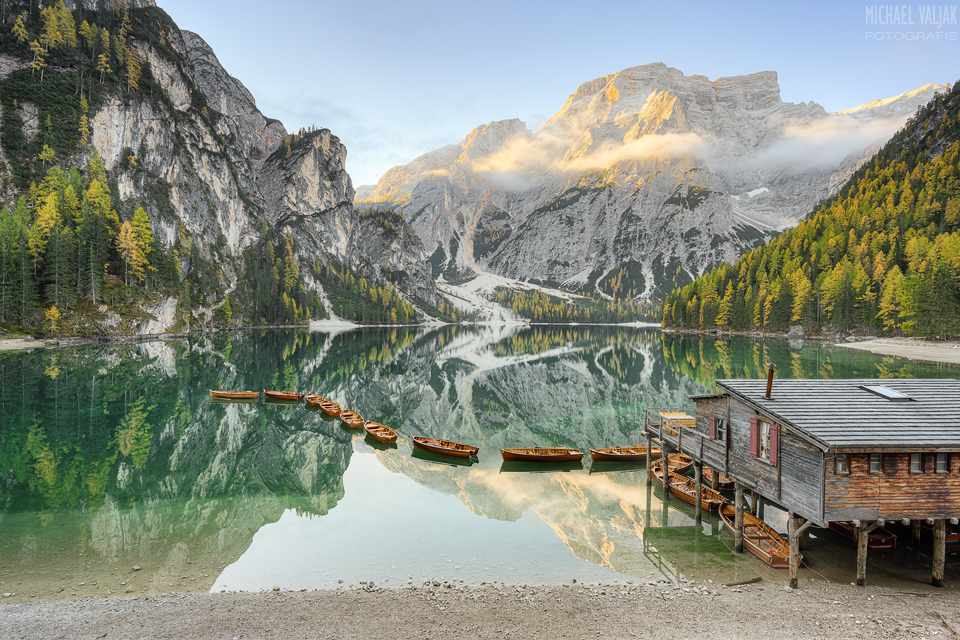 Morgens am Pragser Wildsee in Südtirol