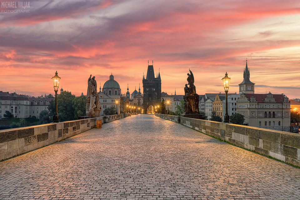 Karlsbrücke Prag am frühen Morgen