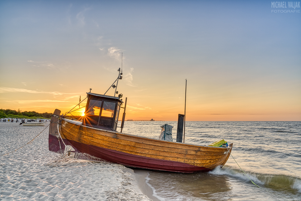 Fischerboot am Strand auf Usedom bei Sonnenuntergang
