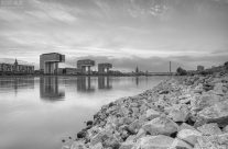 Am Rheinufer in Köln schwarz-weiß