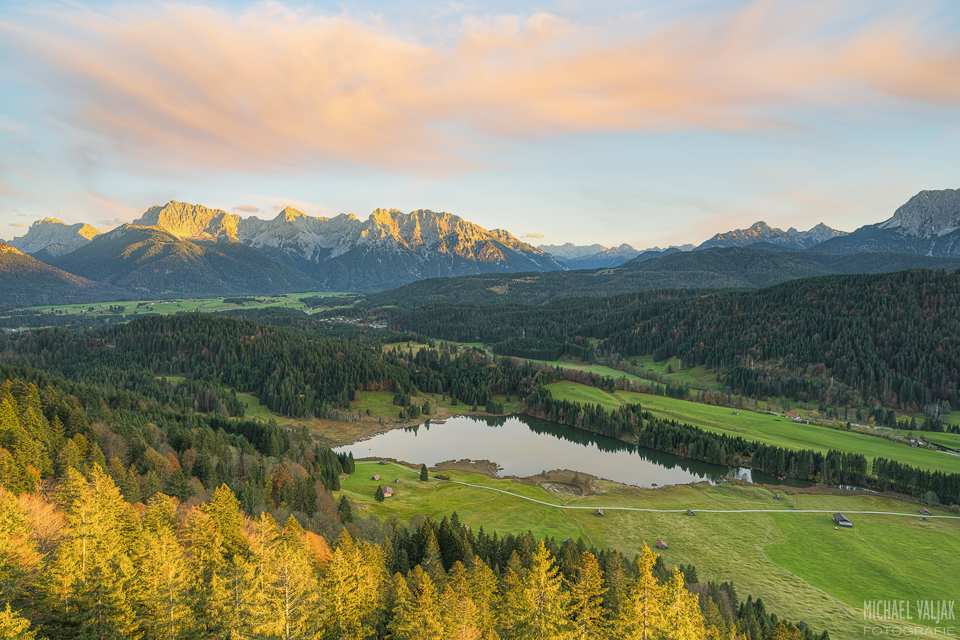 Blick über den Geroldsee ins Karwendelgebirge