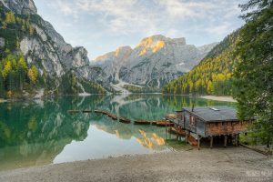Pragser Wildsee in Südtirol an einem Morgen im Herbst