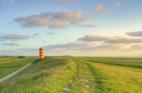 Auf dem Deich beim Pilsumer Leuchtturm in Ostfriesland
