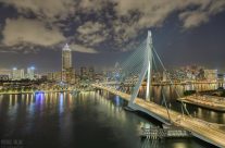Rotterdam Erasmusbrücke und Skyline bei Nacht