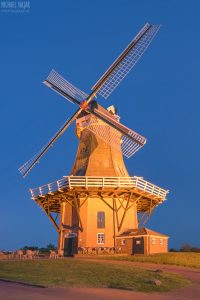 Windmühle in Greetsiel in Ostfriesland am Abend