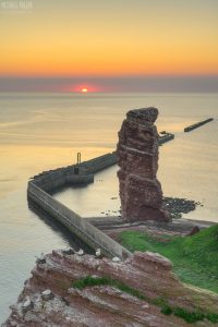 Blick zur Langen Anna auf Helgoland bei Sonnenuntergang