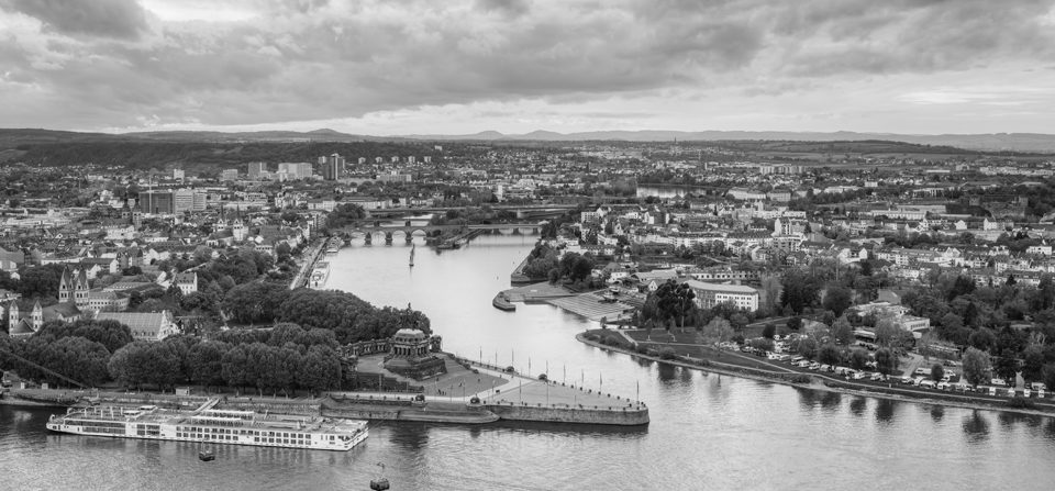 Blick von der Festung Ehrenbreitstein auf das Deutsche Eck in Koblenz