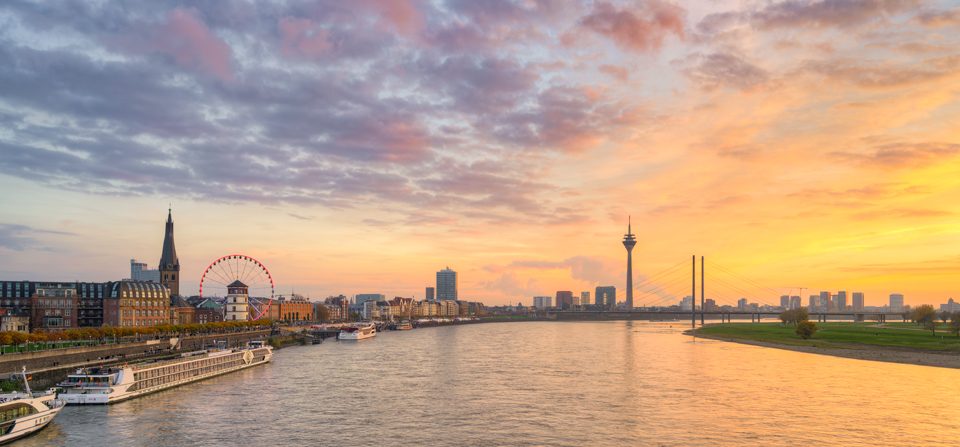 Die Düsseldorfer Skyline bei Sonnenuntergang