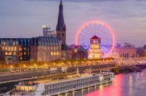 Riesenrad in der Düsseldorfer Altstadt am Abend