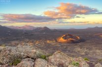 Blick zum Vulkan El Cuervo auf Lanzarote im ersten Sonnenlicht