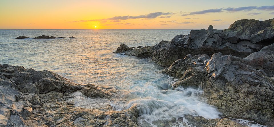 Sonnenuntergang an der rauen Westküste von Lanzarote