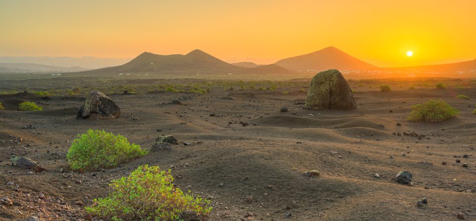 Vulkanlandschaft auf Lanzarote im Zauber des ersten Sonnenlichts