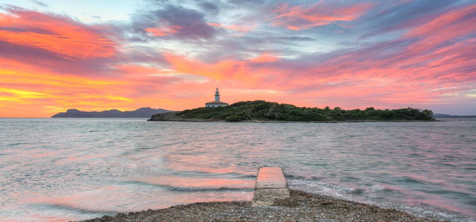 Blick zum Leuchtturm von Alcanada auf Mallorca