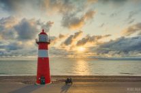 Kleiner Leuchtturm Westkapelle bei Sonnenuntergang
