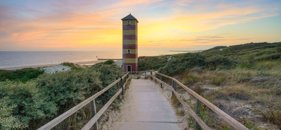 Leuchtturm in den Dünen bei Dishoek in Zeeland