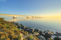 Zeelandbrücke im goldenen Morgenlicht