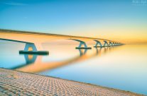 Zeelandbrücke im warmen Morgenlicht