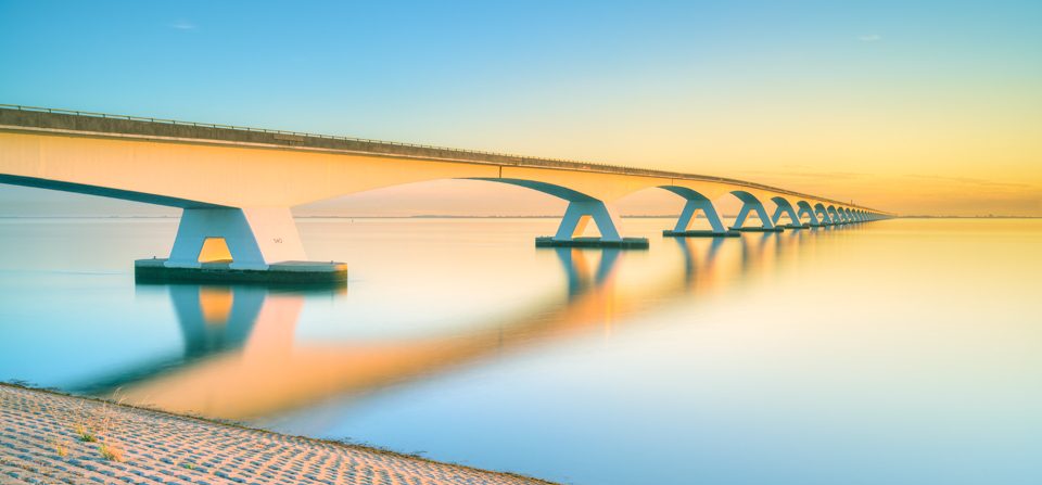 Zeelandbrücke im warmen Morgenlicht